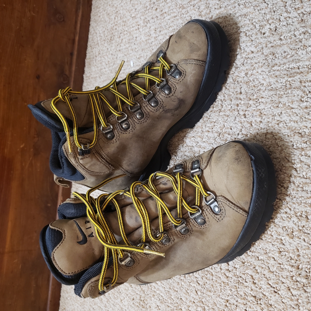 Nike Brown Hiking Boots with Yellow Laces